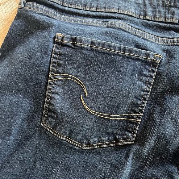 Levi’s Signature denim Distressed Medium Wash Cuffed Jean Shorts Size 24 Plus - Picture 5 of 16